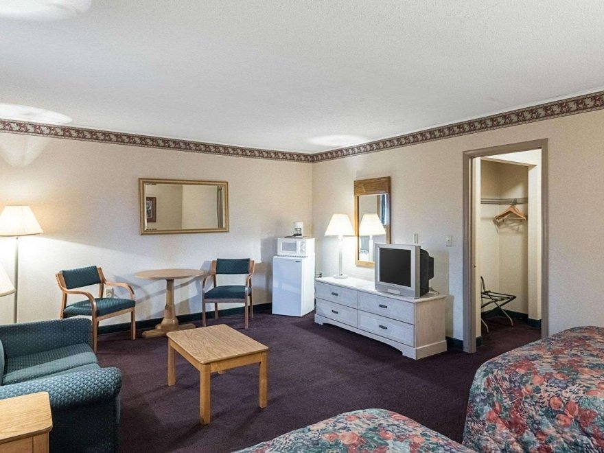 Rodeway Inn & Suites