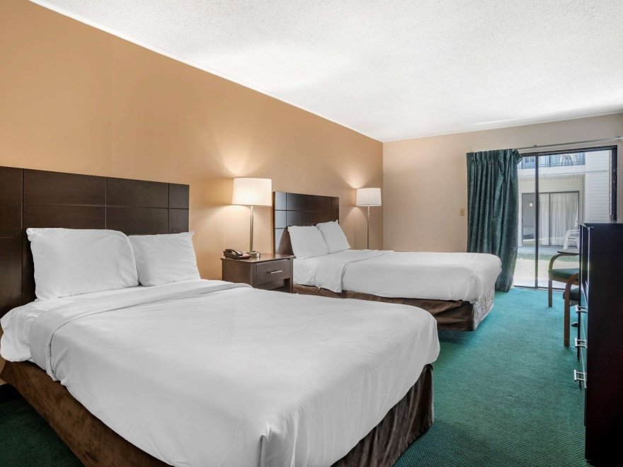 Rodeway Inn & Suites