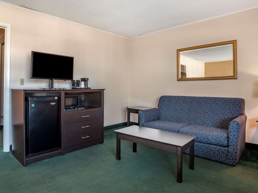 Rodeway Inn & Suites